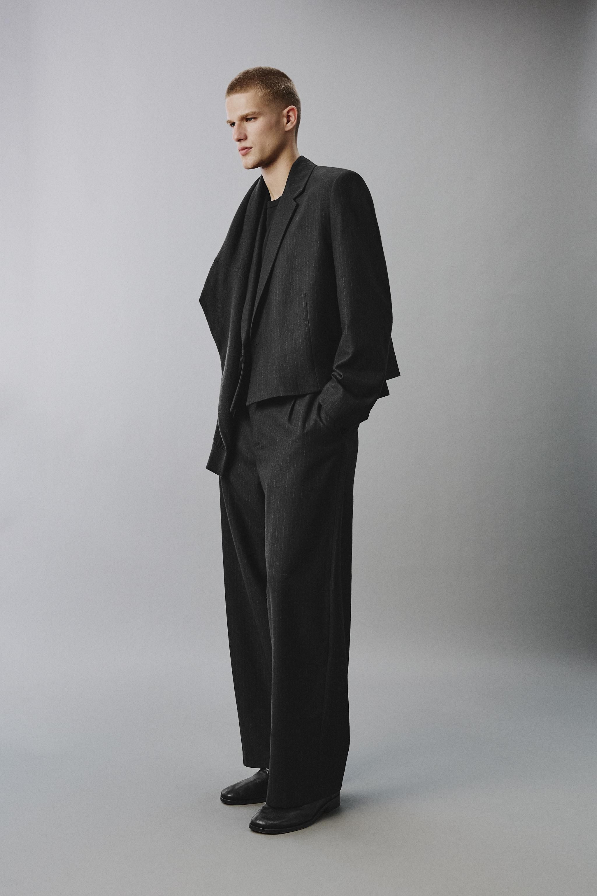 PINSTRIPE CROPPED FIT SUIT BLAZER